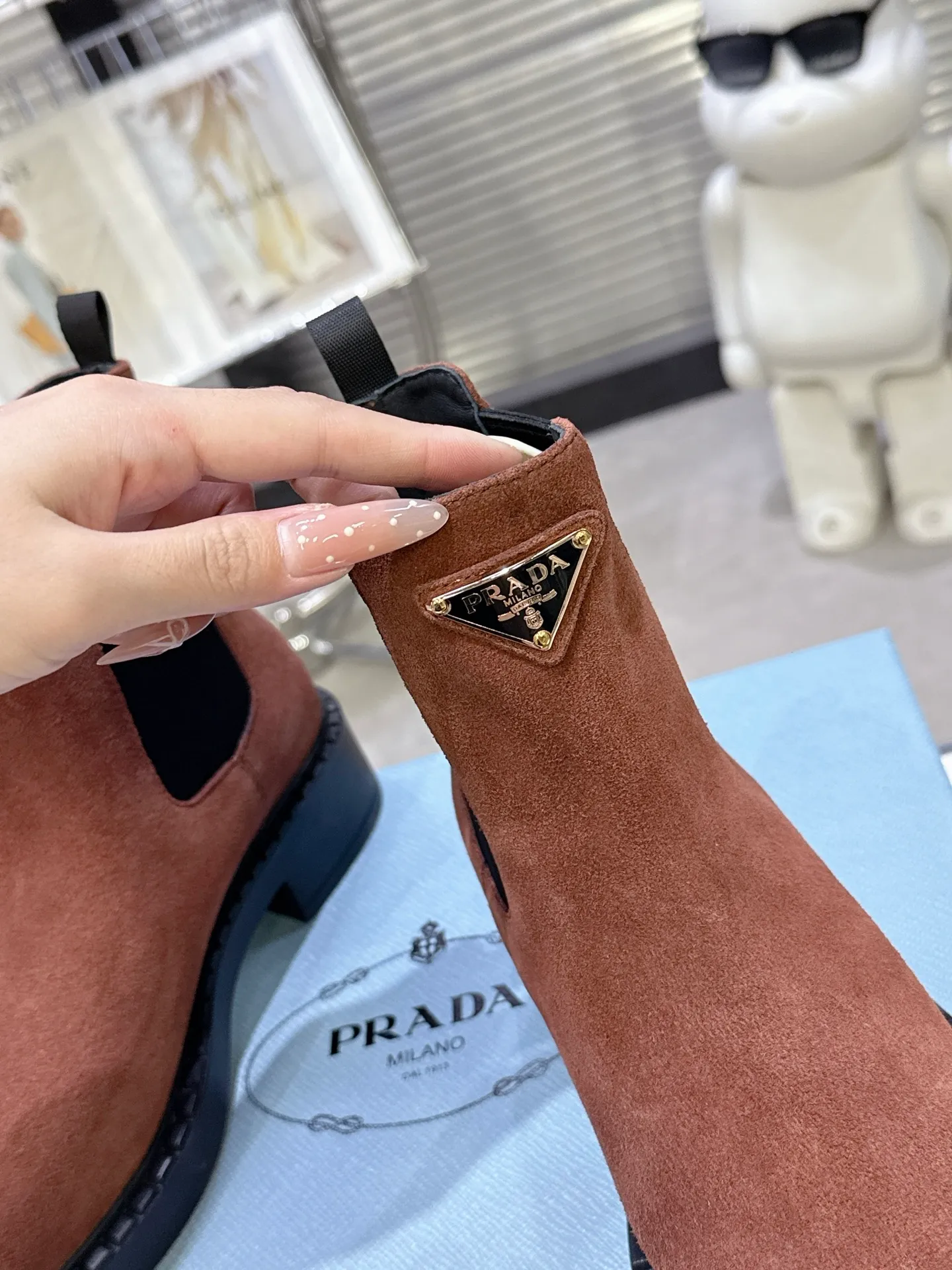 👟👟Ex-factory price 600👟👟 Prada thick-soled retro Martin boots. Elastic elastic, classic thick soles, with triangular buckle. Simple, elegant, fashionable and versatile. Fabric cowhide, open edge beaded cowhide. The lining is made of soft and delicate sheepskin, and the foot feels comfortable. The rubber mold is non-slip and lightweight. Original package sole. Standard size: 35-40. Order 41